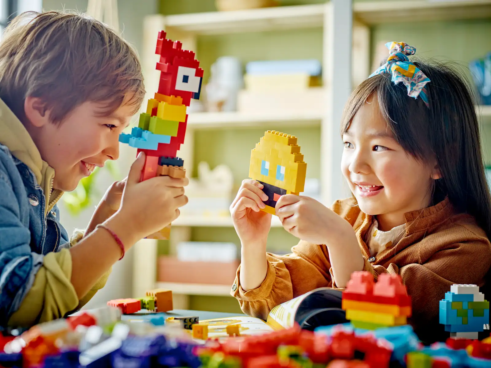 레고 블럭의 결과물을 가지고 노는 것 = 데이터 인사이트로 스토리텔링 하기 (source = lego.com)